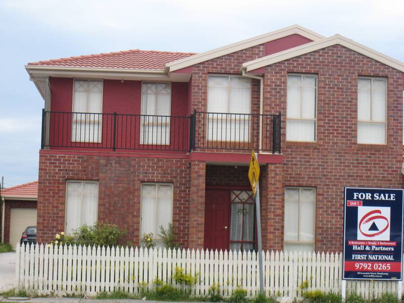 Young Luxury Townhouse! Picture 1