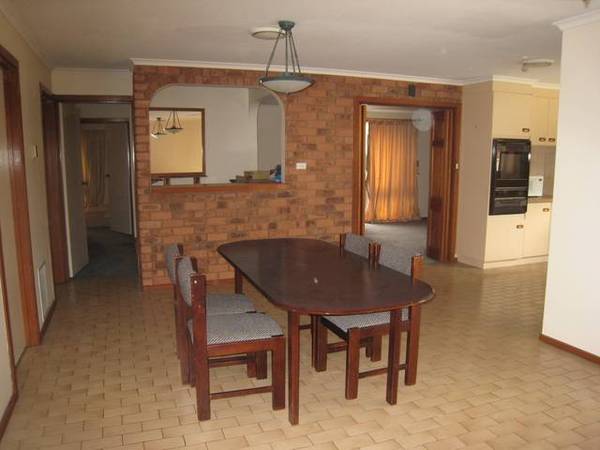 Four Bedrooms - Near Chisholm Tafe Picture 3