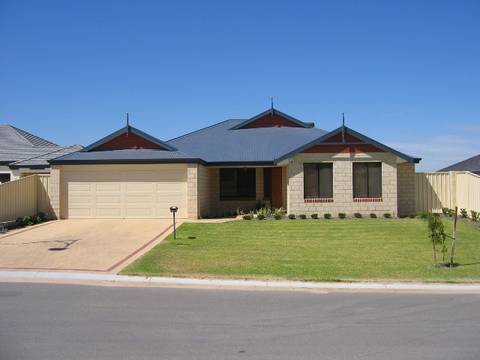 FAMILY HOME - Picture 1