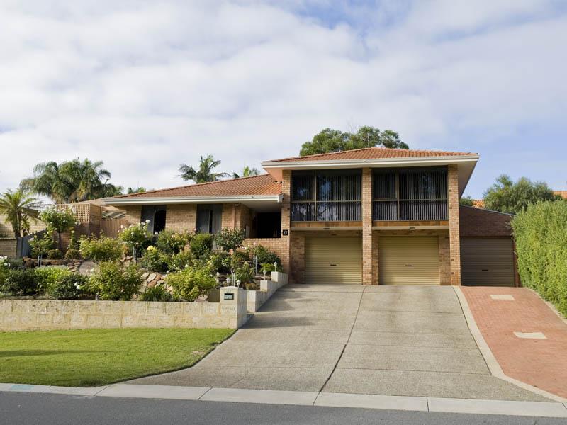 Massive Storage - 4 Car Garage! PRICE REDUCED! Picture 1