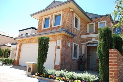 Stunning Executive Townhouse! Picture