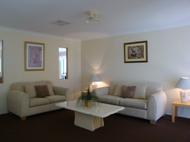 Super Large Family Home With Sparkling Pool Picture 3