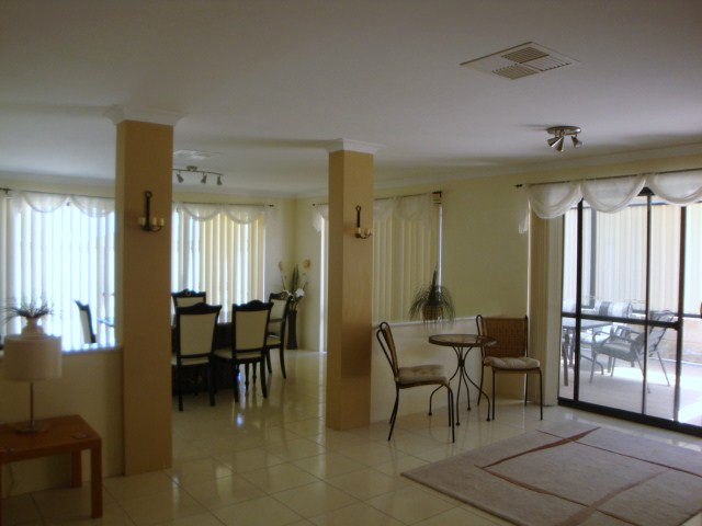 Super Large Family Home With Sparkling Pool Picture 2