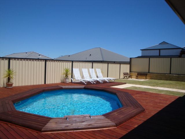 Super Large Family Home With Sparkling Pool Picture 1