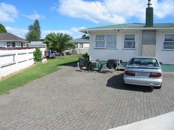 BIG HOUSE - BIG SECTION - MANUREWA Picture 2