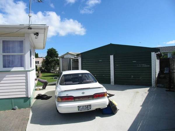 BIG HOUSE - BIG SECTION - MANUREWA Picture 3