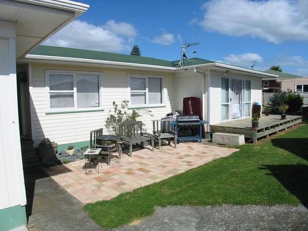 BIG HOUSE - BIG SECTION - MANUREWA Picture 1