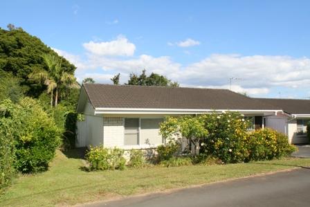 MANUREWA HILLPARK - FANTASTIC LOCATION - QUICK DECISION Picture 2