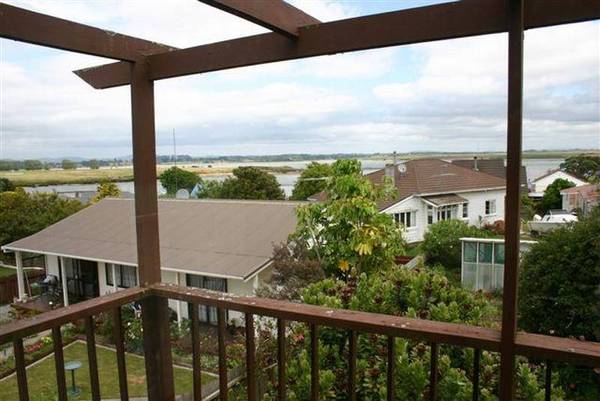 WEYMOUTH VILLAGE WATER VIEWS Picture 3