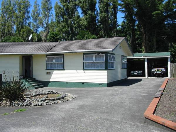 HOME ON BIG SECTION - MANGERE Picture 2
