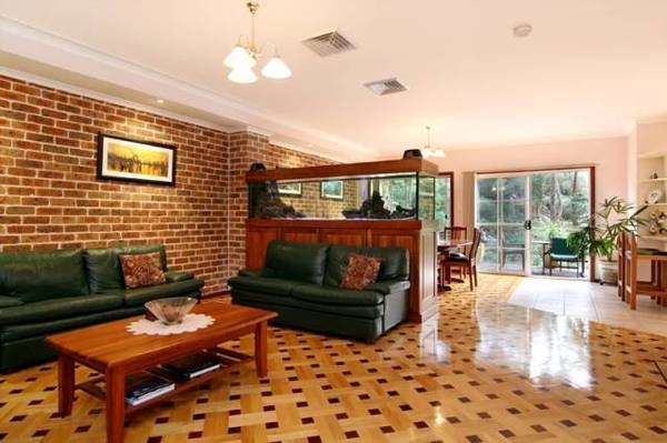 LARGE TOWNHOUSE IN NATURAL SURROUNDINGS OFI 20/05/09 at 11.00am Picture