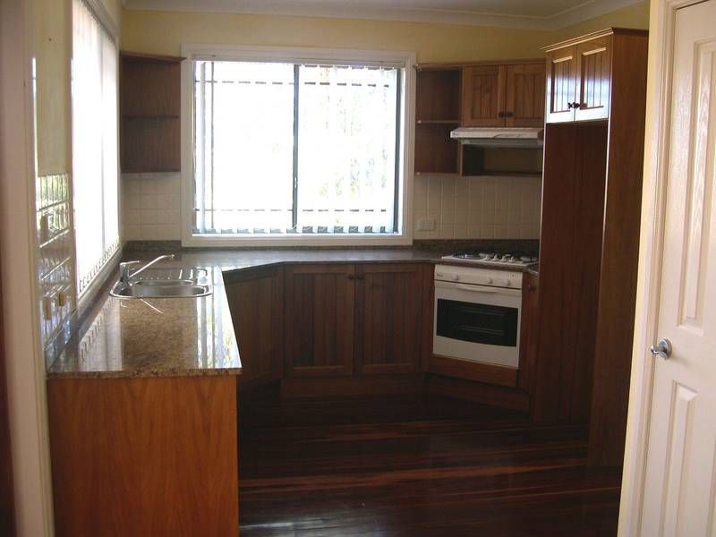 Spacious Townhouse Ideal Location Picture 2