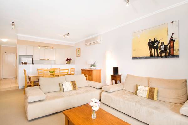 TRENDY AND CONVENIENT Picture 1