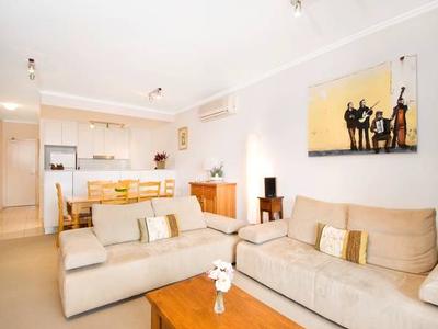 TRENDY AND CONVENIENT Picture