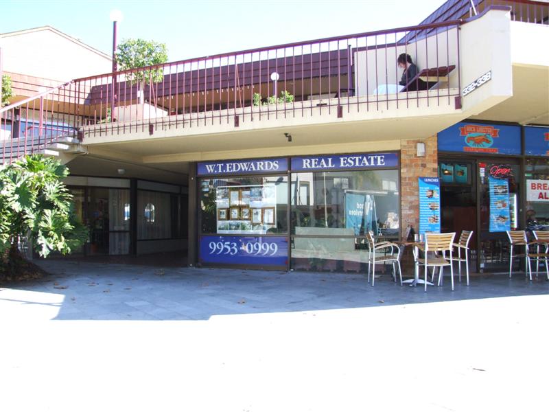 RETAIL SHOP WITH GRAND EXPOSURE! Picture 1