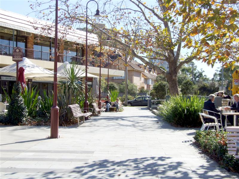 RETAIL SHOP WITH GRAND EXPOSURE! Picture 2