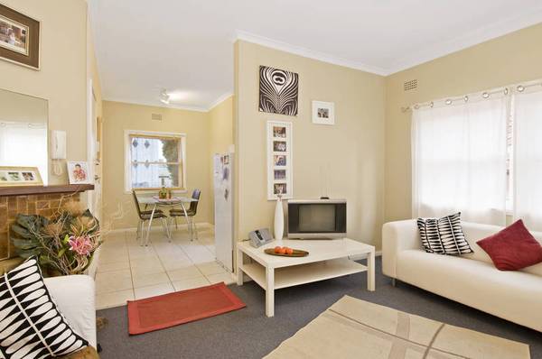 BLOCK OF 4 STRATA TITLED APARTMENTS Picture 2