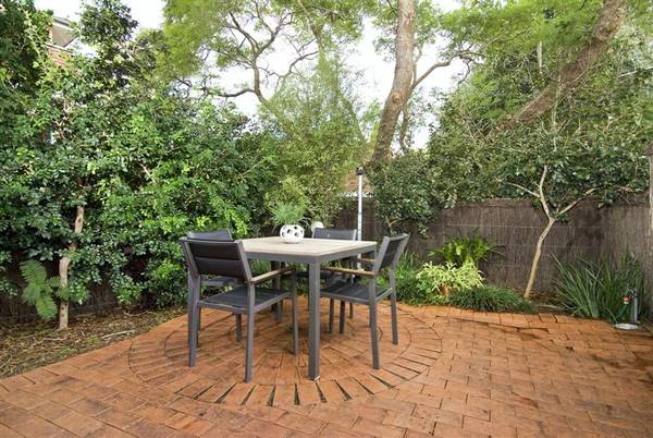 IMMACULATE CONTEMPORARY HOME - AUCTION ON SATURDAY! Picture 3