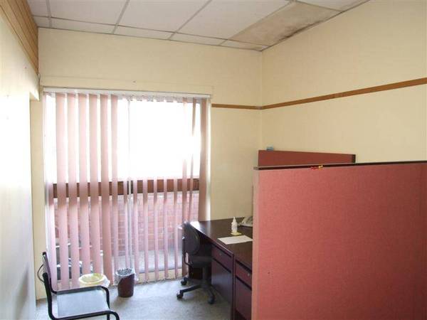 OFFICE IN PRIME LOCATION Picture