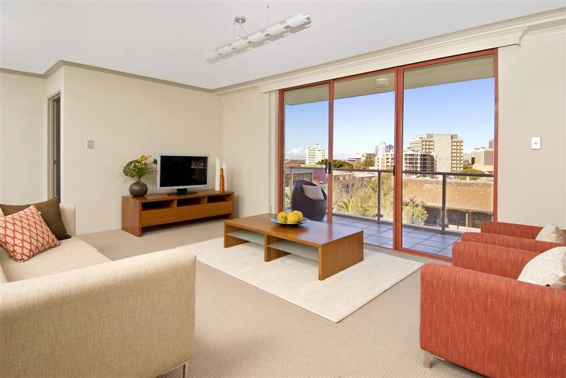 SUBSTANTIAL APARTMENT WITH VIEWS! - GREAT INVESTMENT! Picture 3