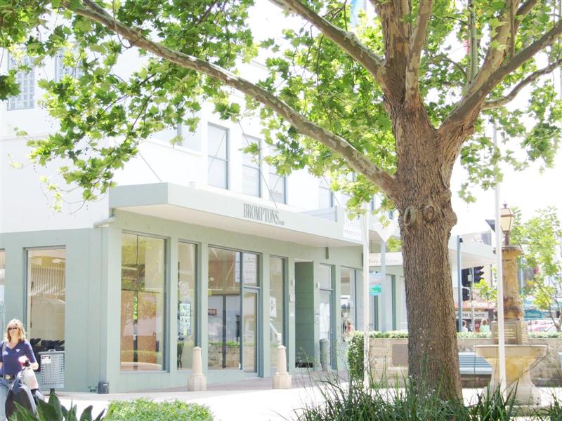 OFFICE WITH PRICELESS SIGNAGE RIGHTS Picture 2