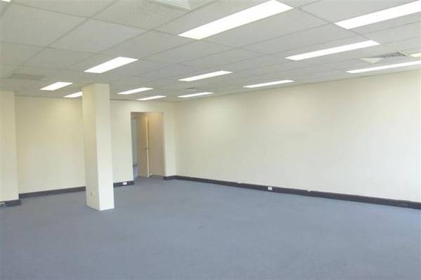 EXECUTIVE OFFICES Picture 3