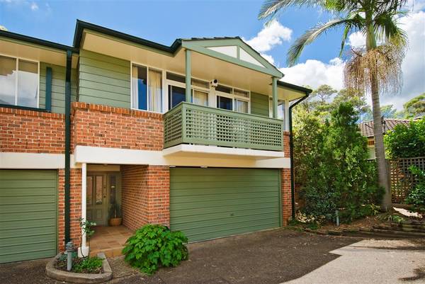 MODERN TOWNHOUSE WITH POTENTIAL! Picture