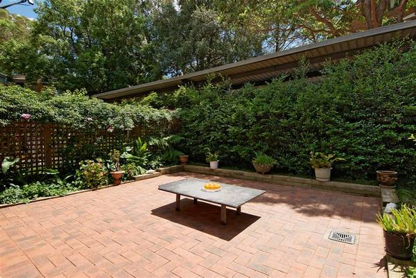 MODERN TOWNHOUSE WITH POTENTIAL! Picture