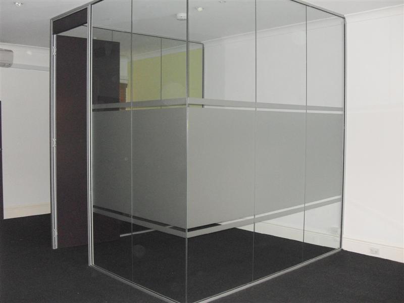 MODERN TERRACE OFFICE WITH ATMOSPHERIC SURROUNDINGS Picture 3