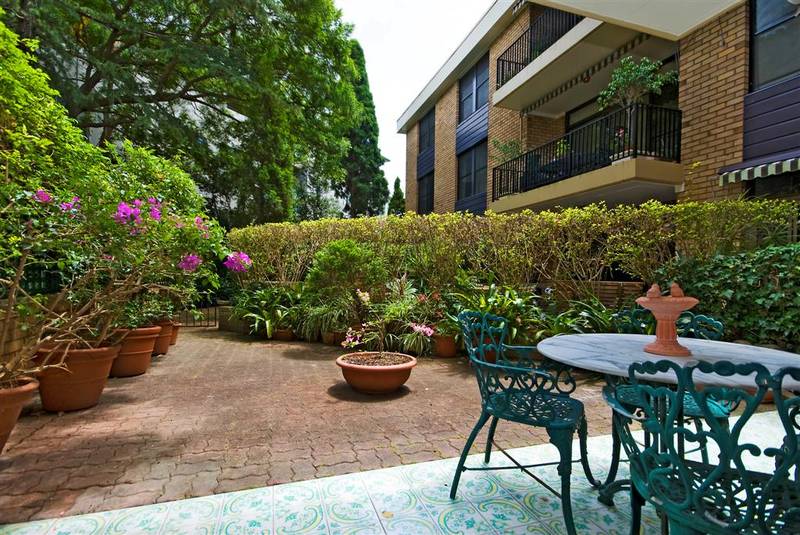 SUPERB GARDEN APARTMENT Picture 1