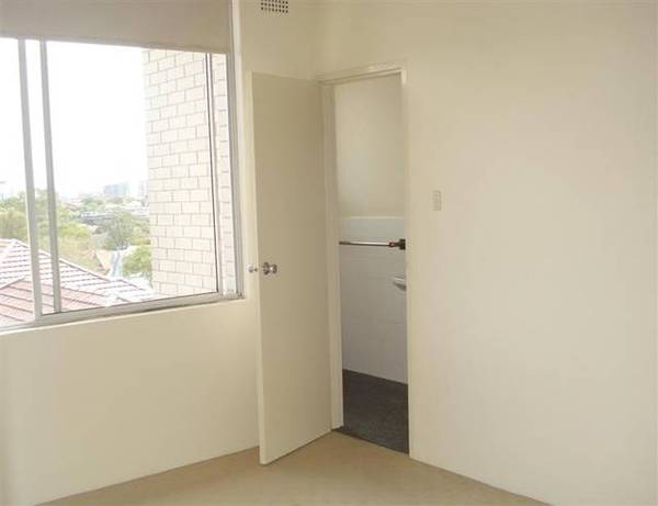 GREAT ONE BEDROOM WITH VIEWS FROM EVERY ROOM Picture