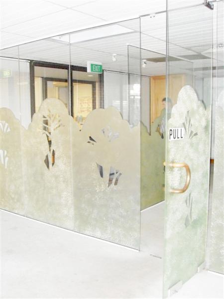 Be The Centre Of Attention In A Quiet Place Picture 2