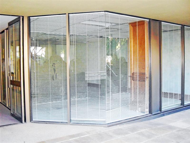 Be The Centre Of Attention In A Quiet Place Picture 1