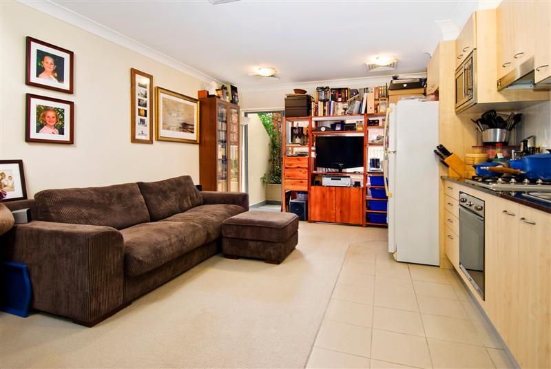 WHISPER QUIET! PRIVATE! CONVENIENT! - FACING DOOHAT AVENUE Picture 2