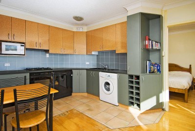 FULLY RENOVATED TOP FLOOR APARTMENT Picture