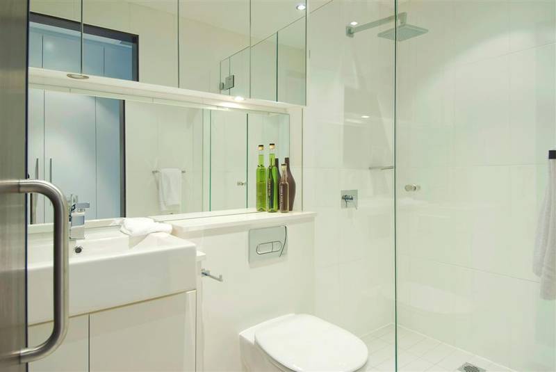 CLASSIC CONTEMPORARY APARTMENT - GREAT INVESTMENT Picture 3