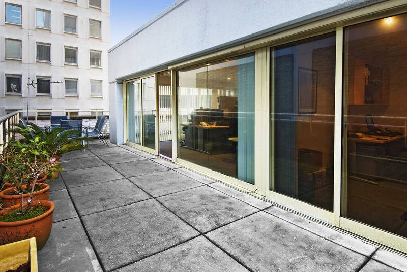 FABULOUS OFFICE WITH LARGE TERRACE! Picture 1