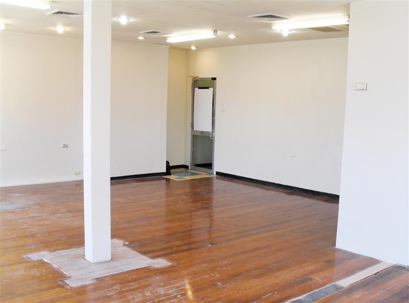 OFFICE WITH FANTASTIC ADVERTISING OPPORTUNITIES! Picture 3