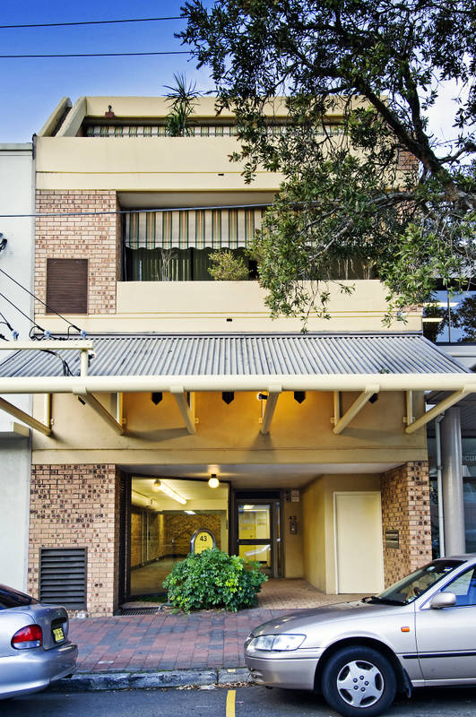 RETAIL/SHOWROOM/OFFICE IN THE HEART OF CROWS NEST Picture 1