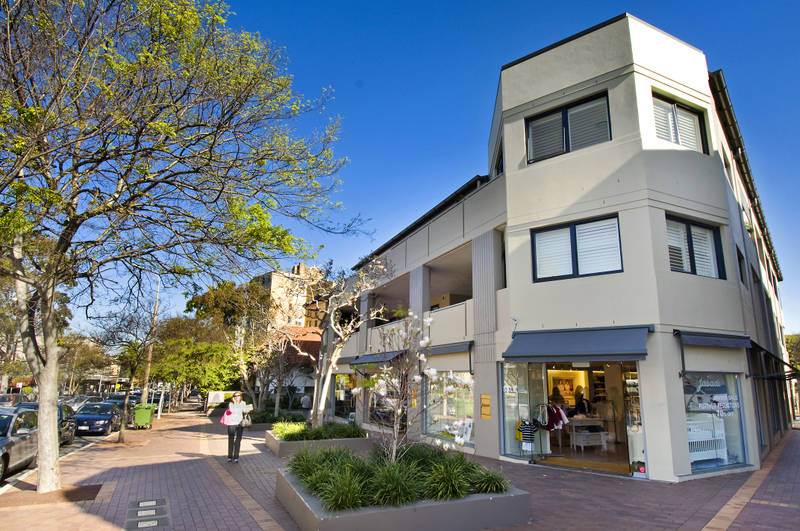 BEAUTIFULLY FITTED OUT Picture 2