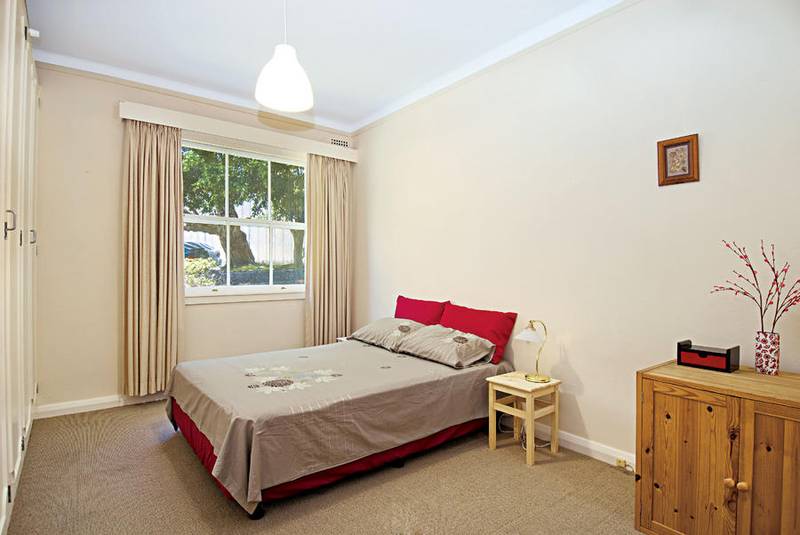 Art Deco Two Bedroom Picture 2