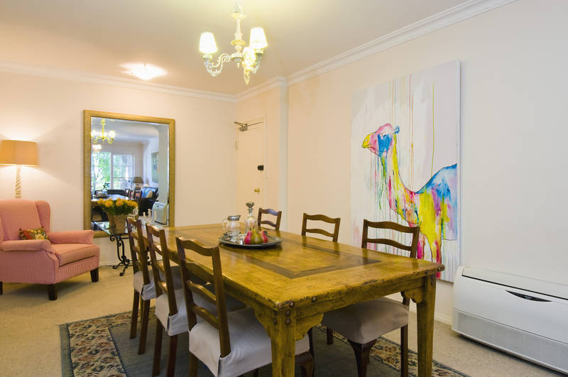 RENOVATED COURTYARD APARTMENT IN GREAT LOCATION Picture 3