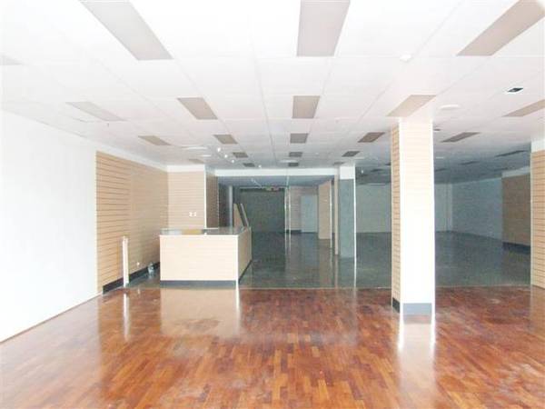 HUGE QUALITY RETAIL Picture 2