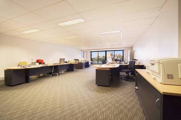 IMPRESS YOUR CLIENTS WITH THIS EXECUTIVE LIFESTYLE OFFICE Picture 2
