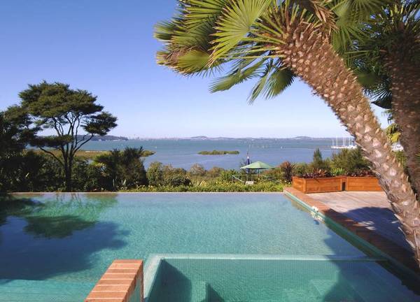 EXCEPTIONAL VIEWS, EXCLUSIVE ADDRESS! Picture 2