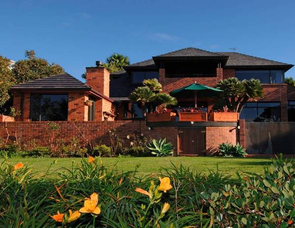 EXCEPTIONAL VIEWS, EXCLUSIVE ADDRESS! Picture 1