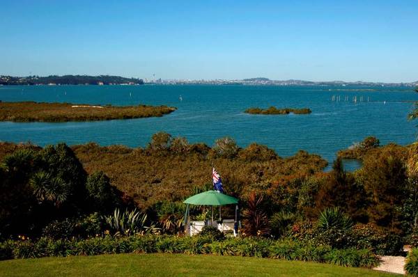 EXCEPTIONAL VIEWS, EXCLUSIVE ADDRESS! Picture 3