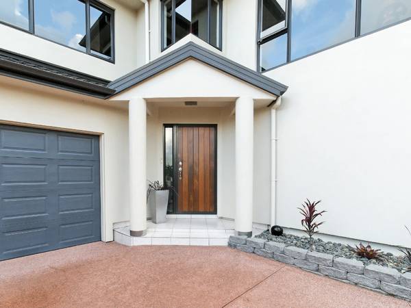 Forget the Lawns - It's Champagne and Prawns! Picture 2