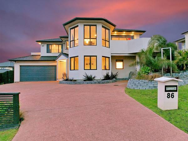 Forget the Lawns - It's Champagne and Prawns! Picture 1