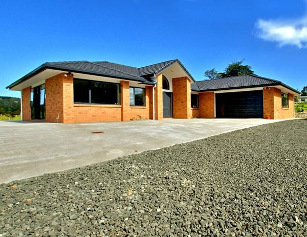 Sparkling New in Godzone! Picture 2